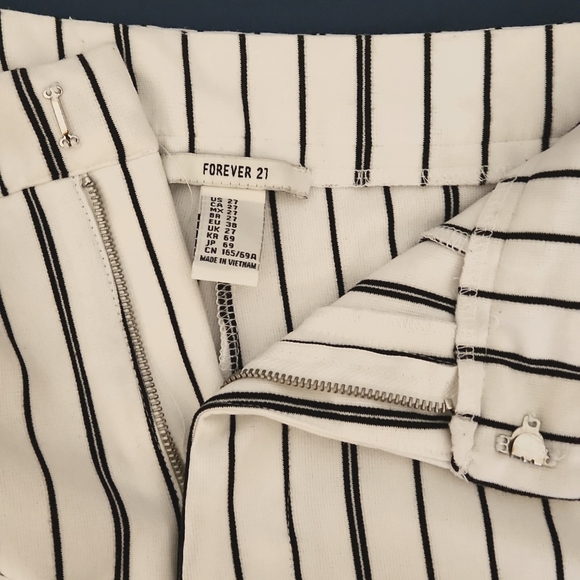 FOREVER 21 Striped Shorts with cuff 2.5"inseam White/Black Size 27 - Picture 2 of 4